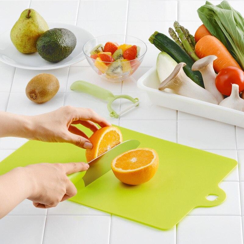 FLEXIBLE PLASTIC CUTTING BOARD